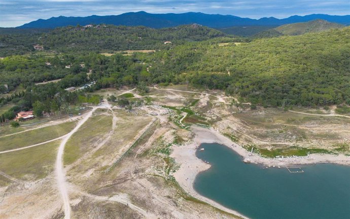 Vista aérea del pantano Darnius-Boadella, en Girona, Cataluña (España).