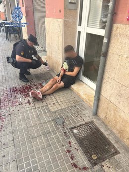 Un hombre herido tras cortarse con el cristal de una puerta que el mismo había roto.