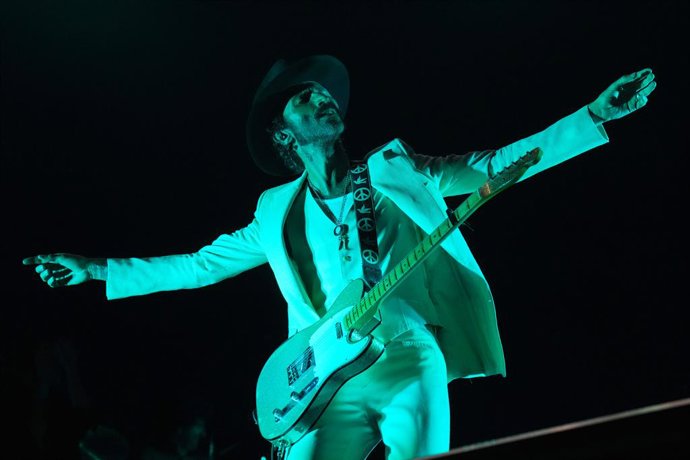 Archivo - El cantante Leiva durante una actuación (archivo)