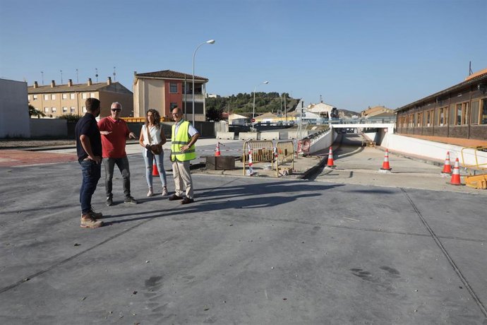 El alcalde de Caparroso, Carlos Alcuaz, y el consejero de Cohesión Territorial, Bernardo Ciriza, han visitado las obras del paso inferior de la N-121-B junto con representantes municipales y de la empresa constructora.