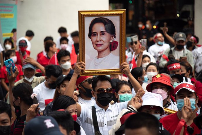 Archivo - May 1, 2023, Bangkok, Thailand: Myanmar worker holds a portrait of Aung San Suu Kyi during the march to mark the international labor day in Bangkok. Myanmar migrant workers Union marched in the center of Bangkok to mark the International Labor