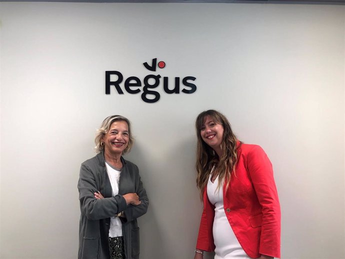 La concejala de Empleo, Chabela Gómez-Barreda junto a la community sales manager IWG, Sofía Corral, en las intalaciones coworking 'Regus Santander'