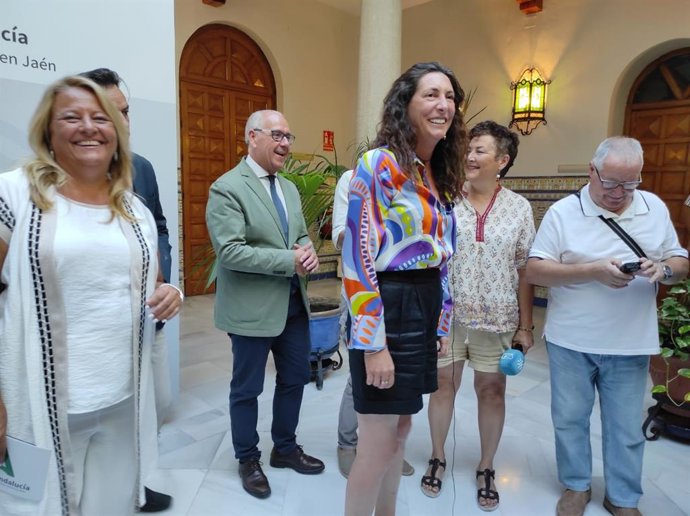 Loles López antes de comparecer ante los medios