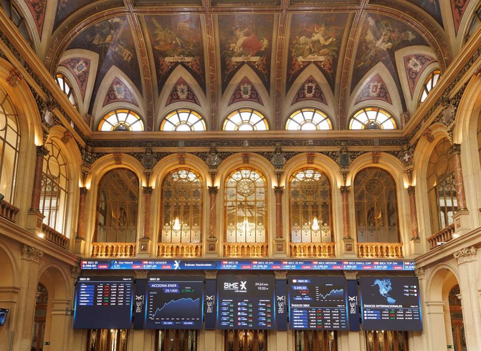 Paneles del Ibex 35 en el Palacio de la Bolsa de Madrid.