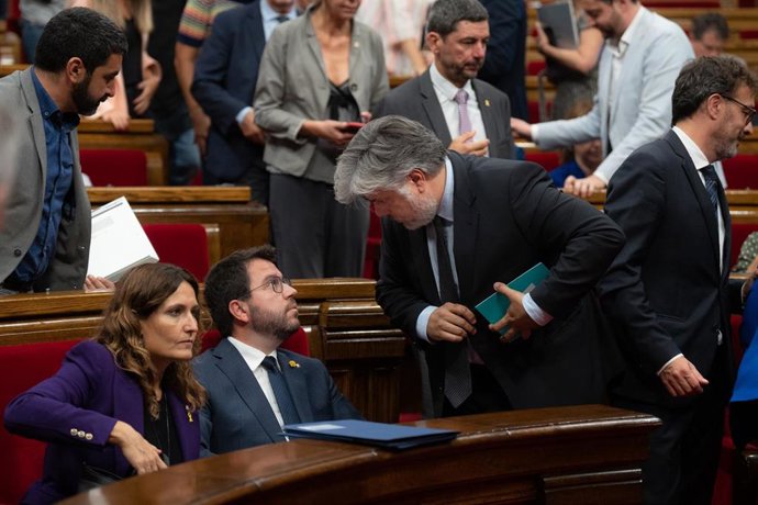 Archivo - (I-D) La consellera de Presidencia de la Generalitat, Laura Vilagr; el presidente de la Generalitat, Pere Aragons y el líder de Junts en el Parlament, Albert Batet, conversan durante una sesión de control al Govern, en el Parlament de Catalu