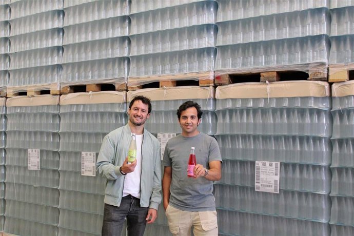 Imagen de los co-fundadores de Víver Kombucha, Raúl De Frutos y Fernando Martín.