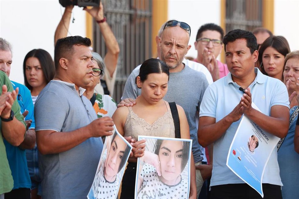 La hermana de la mujer asesinada en Utrera (Sevilla) ha participado en el minuto de silencio celebrado en el Ayuntamiento.