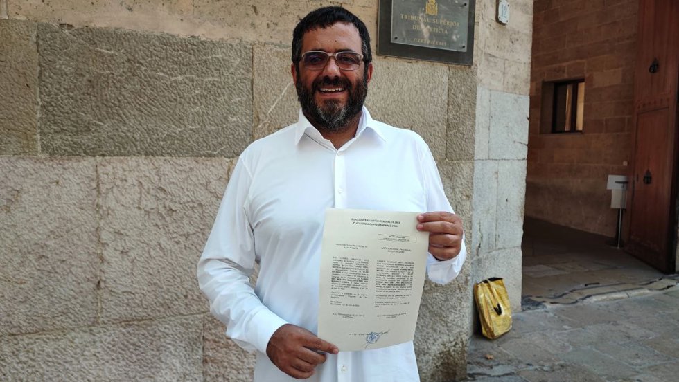 El diputado electo de Sumar MÉS al Congreso, Vicen Vidal, recoge su acta de diputado.