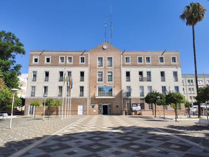 Fachada del Ayuntamiento de Los Palacios, en Sevilla.
