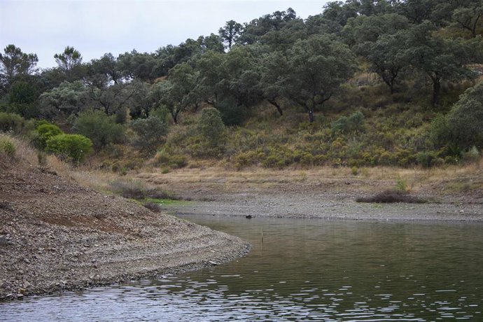 Archivo - Detalle del embalse de la Minillas, en el Ronquillo. Imagen de archivo