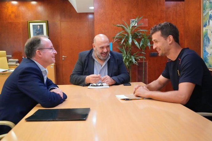 El regidor de Seguridad Ciudadana y Civismo de Palma, Miguel Busquets, el alcalde de Palma, Jaime Martínez, y el jefe del Cuerpo de Bomberos de Palma, Eder García