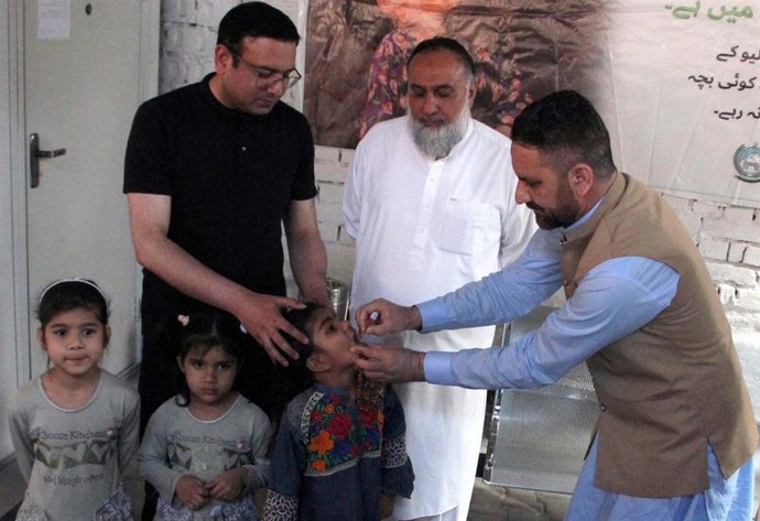 Archivo - Un grupo de niños son vacunados contra la polio en Pakistán.