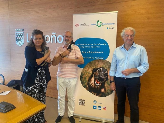 El concejal de Medio Ambiente del Ayuntamiento de Logroño, Jesús López,  el director general de Athisa Medio Ambiente, José Antonio Huertas, y la técnico de protección animal de Athisa, Concepción Pulido.