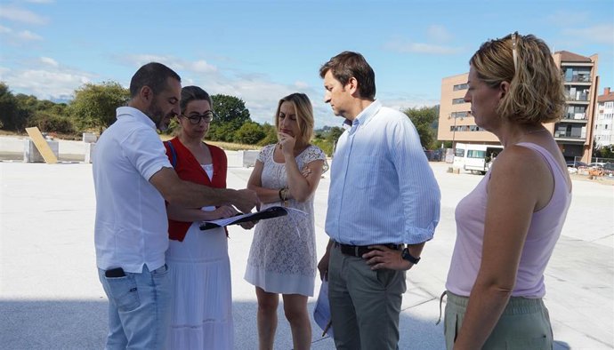 Alcalde De Siero, Ángel García, Y La Concejala De Urbanismo, Empresa Y Fondos Europeos, Susana Madera, En La Visita, Esta Mañana, A Las Obras De La Futura Plaza Central De Lugones.