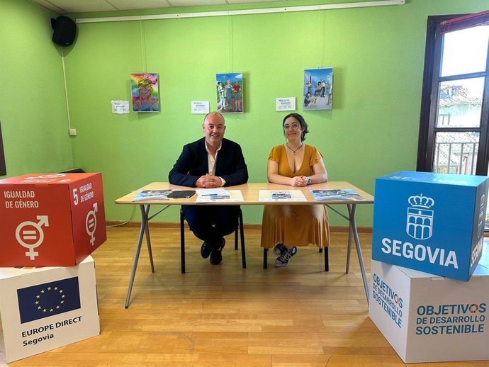 El concejal de Juvesntud y la creadora de las ilustraciones.