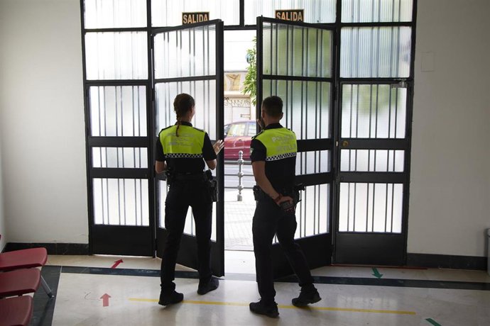 Dos agentes de la Policía Local de Sevilla.