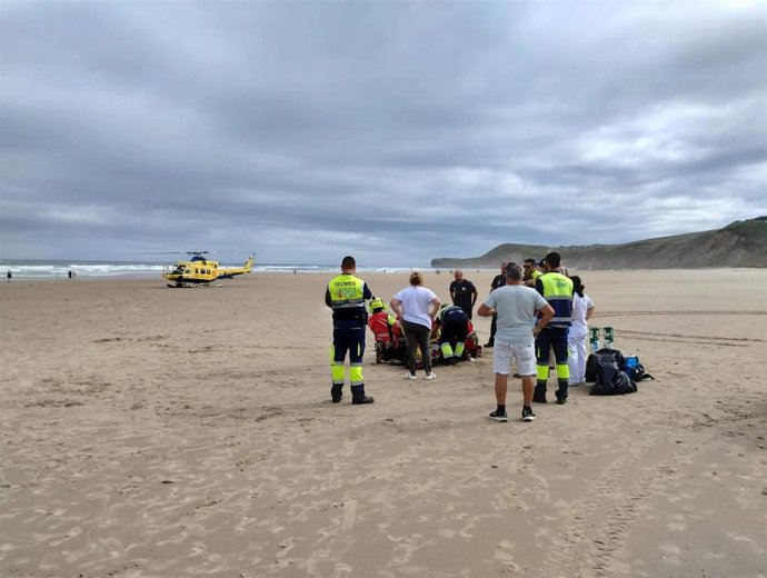Evacuado en helicóptero desde la playa de Gerra un hombre en parada cardíaca
