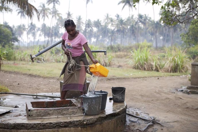 Archivo - Una mujer en Mozambique.