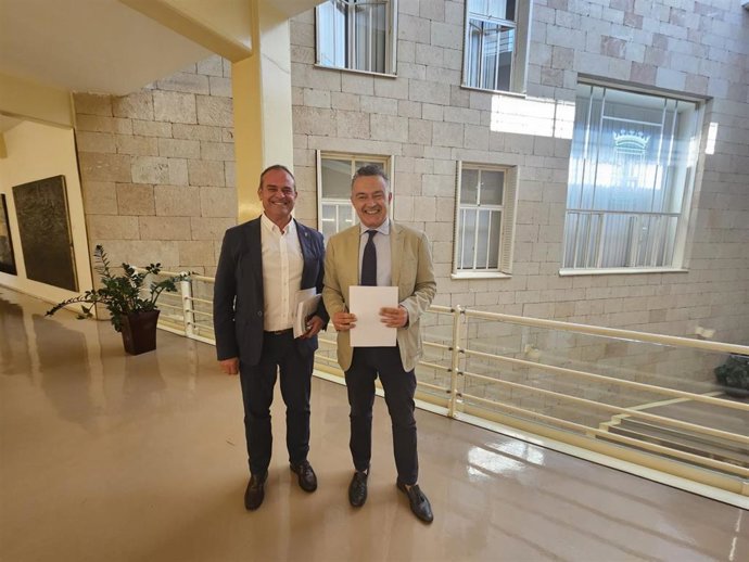 El alcalde, Conrado Escobar, junto con el concejal Francisco Iglesias