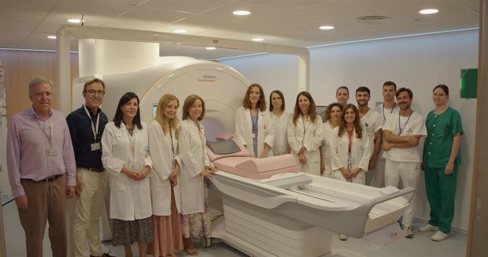 Foto de familia de profesionales del Hospital Provincial junto a la nueva resonancia magnética.