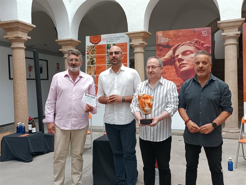 Presentación de la máscara 'Xirgú 23' que se une a la colección 'Ars Fatum' del Festival de Mérida