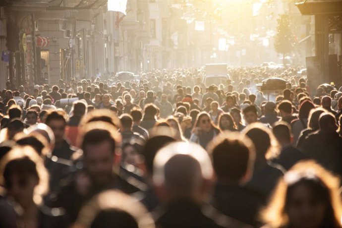 Calle llena de gente. Sociedad. Epidemia. Pandemia