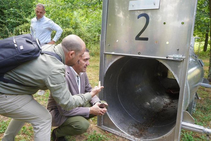 El consejero de Medio Ambiente, Vivienda y Ordenación del Territorio, Juan Carlos Suárez-Quiñones, visita uno de los puntos donde está ubicada una trampa para la caputa y marcaje de ejemplares de oso pardo.