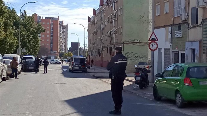 Archivo - Agente de la Policía Nacional en una actuación en Huelva capital en enero de 2023.
