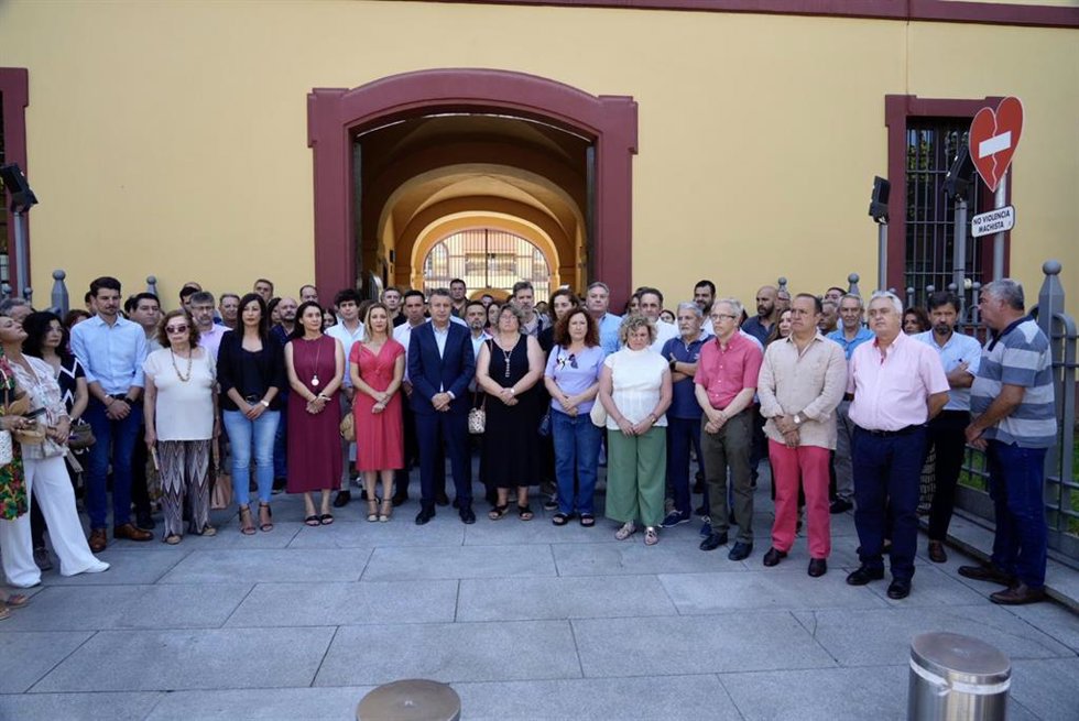 El presidente de la Diputación de Sevilla, Javier Fernández (c), encabeza el minuto de silencio por el crimen de la mujer de Utrera, a 01 de agosto del 2023 en Sevilla (Andalucía, España).
