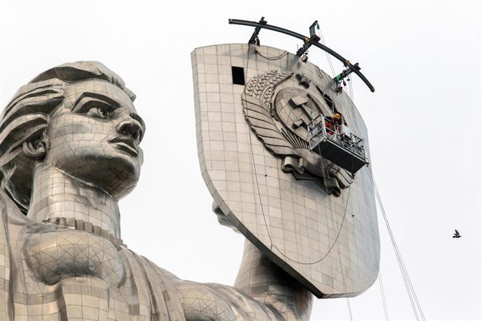 Retirada de simbología soviética de la estatua de la Madre Patria, en Kiev, Ucrania