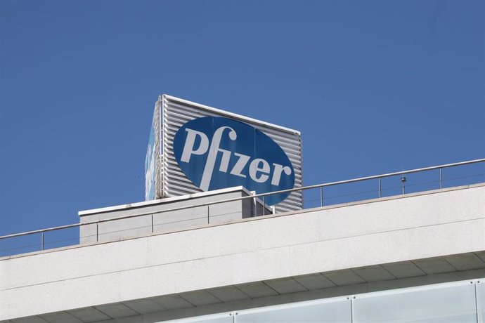 Archivo - Logo de Pfizer en el edificio de los laboratorios de la marca en Madrid (España), a 2020. 