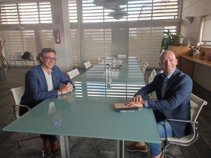 El vicepresidente del Govern y conseller de Economía, Hacienda e Innovación, Antoni Costa, y el presidente del Consell de Menorca, Adolfo Vilafranca