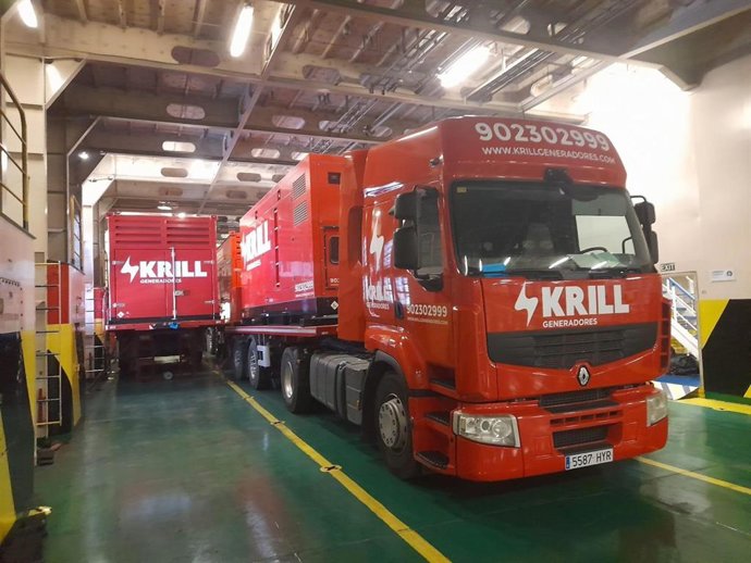 Doce nuevos grupos electrógenos embarcados en la Península van ya rumbo a La Gomera y se estima su llegada a la isla el jueves por la mañana.