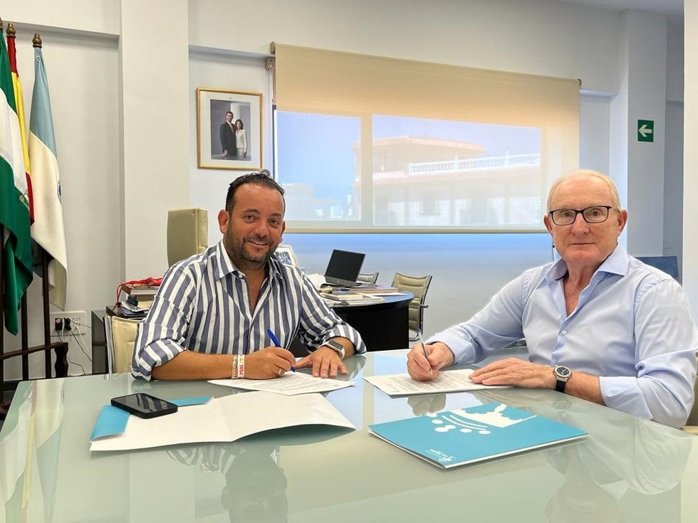 Reunión entre el alcalde de La Algaba, Diego Manuel Agüera Piñero, y el representante de la empresa Ecilimp S.L.