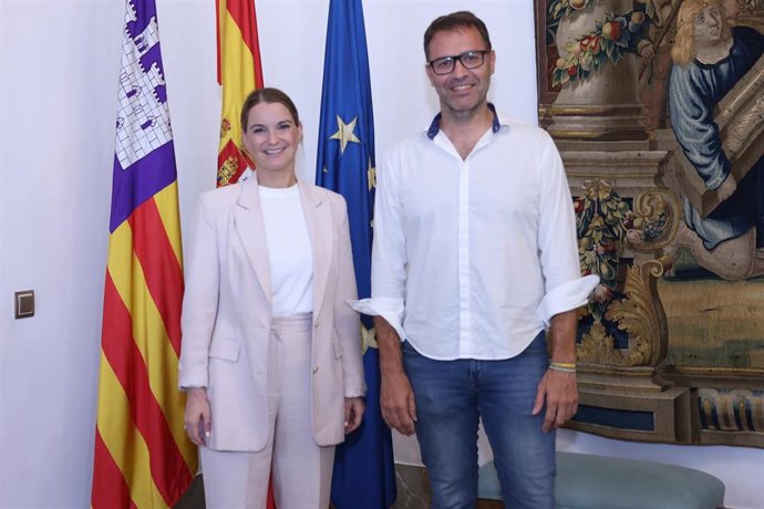 La presidenta del Govern, Marga Prohens, y el alcalde de Manacor, Miquel Oliver.