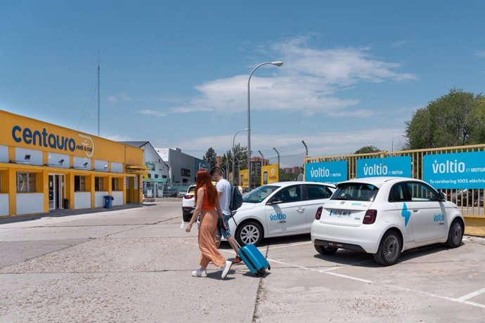 Vehículos de 'carsharing' de Voltio en el aeropuerto de Madrid.