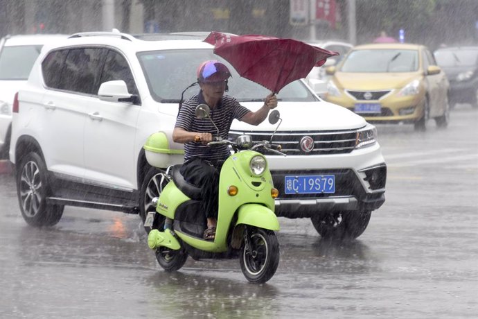 Archivo - QIONGHAI, Sept. 14, 2017  A man rides against rainfall in Qionghai City, south China's Hainan Province, Sept. 14. 2017. Hainan has activated an emergency response for approaching Typhoon Doksuri, which is set to skirt pass the province or land