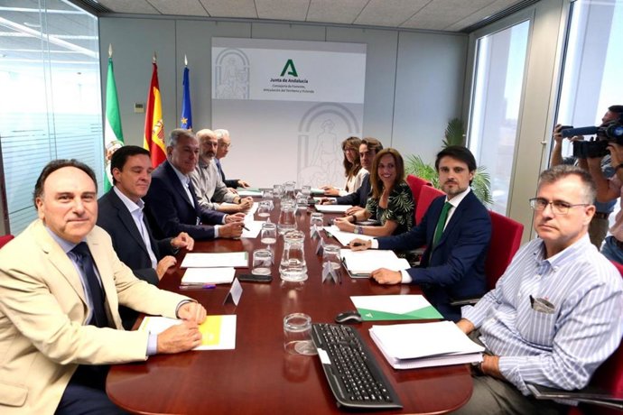 Reunión entre los equipos del Ayuntamiento de Sevilla y la Consejería de Fomento sobre las obras del Metro, encabezada por el alcalde José Luis Sanz y la consejera Rocío Díaz.