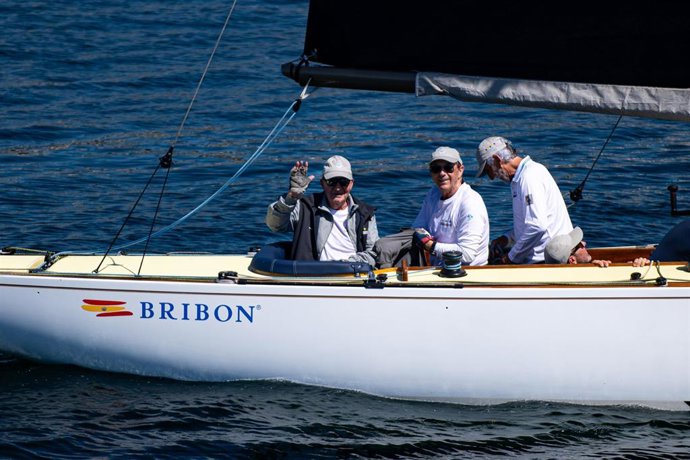 El rey emérito, Juan Carlos I (i), navega con el 'Bribón', a 31 de julio de 2023, en Sanxenxo, Pontevedra, Galicia (España).