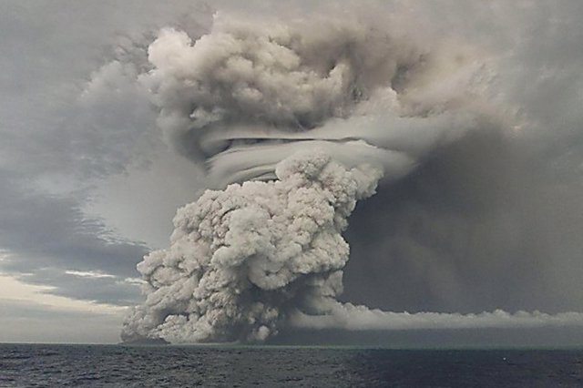 Archivo - HANDOUT - 14 January 2022, Tonga, Hunga Tonga: Above the Hunga Ha'apai volcano, a large cloud of ash, steam and gas rises in a northeasterly direction to a height of 18-20 km above sea level. The United Nations detected a distress signal from To