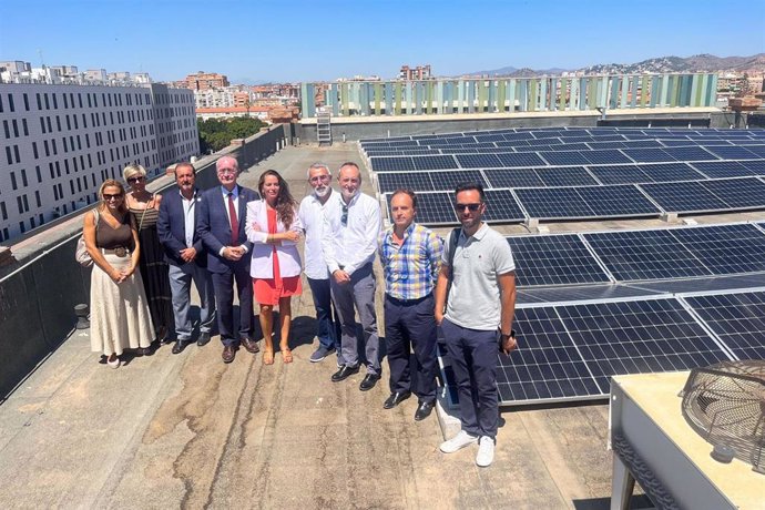 El alcalde, Francisco de la Torre, acompañado de la concejala delegada de Innovación, Digitalización y Captación de Inversiones, Alicia Izquierdo, informa de nuevas cubiertas fotovoltaicas