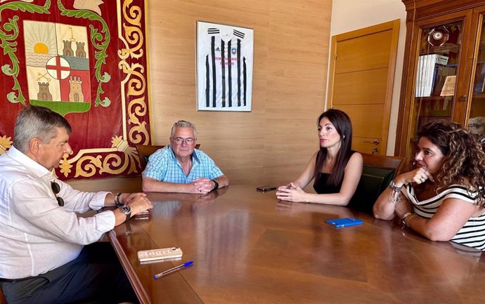 La presidenta de la Autoridad Portuaria de Almería (APA), Rosario Soto, visita al alcalde de Garrucha, Pedro Zamora.