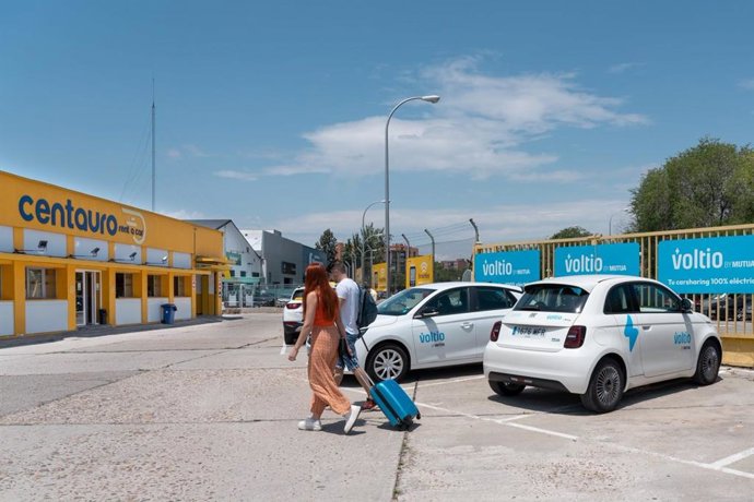 Vehículos de 'carsharing' de Voltio en el aeropuerto de Madrid.