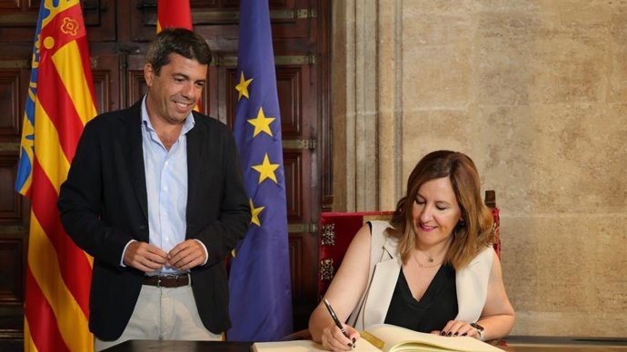 María José Catalá firma en el libro de honor de la Generalitat
