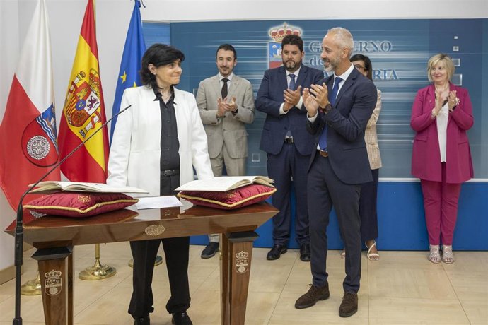 El consejero de Educación, Formación Profesional y Universidades, Sergio Silva, preside la toma de posesión de la directora general de Universidades y Política Universitaria, Marta Pascual.