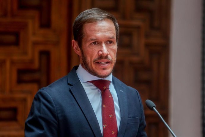 Archivo - El presidente del Cabildo de La Palma, Mariano Hernández Zapata, interviene antes de la reunión donde han entregado al Defensor del Pueblo,  un informe sobre las actuaciones y medidas emprendidas de las Administraciones públicas en La Palma, a