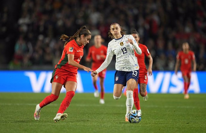 01 August 2023, New Zealand, Auckland: USA's Alex Morgan (R) and Portugal's Gomes Diana battle for the ball during the FIFA Women's World Cup 2023 Group E soccer match between Portugal and USA at Eden Park. Photo: Kim Price/CSM via ZUMA Press Wire/dpa