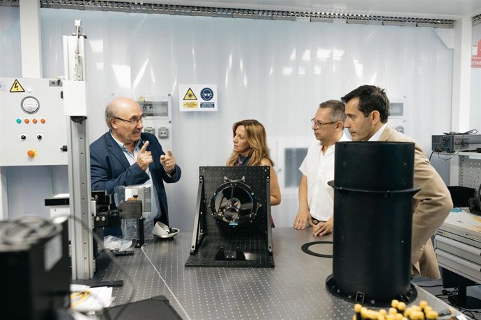 La presidenta del Cabildo de Tenerife, el consejero de Innovación, Investigación y Desarrollo, Juan José Martínez, y el director del IAC, Rafael Rebolo, visitaron hoy martes las instalaciones del IAC y del IACTEC