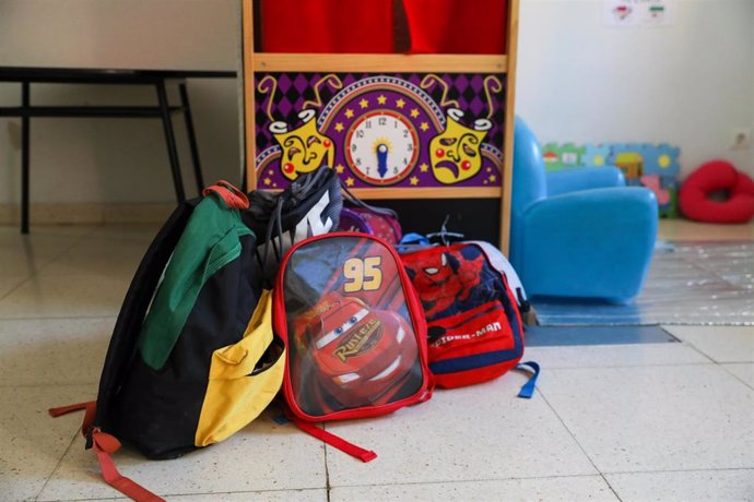 Archivo - Mochilas de los niños en un aula del Centro Chapotea con la Asociación Barró en Vallecas, en Madrid (España).