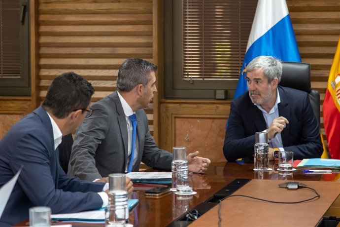 El presidente de Canarias, Fernando Clavijo, en consejo de gobierno hablando con el vicepresidente canario, Manuel Domínguez.JPG